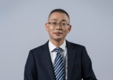 副总裁：丁成车（总法律顾问、代行财务负 责人兼董事会秘书）