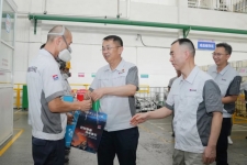 杨国明总裁带队高温慰问