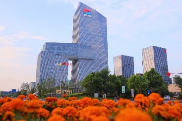 点赞！中国巨石荣登2023年玻璃纤维十大品牌榜单之首
