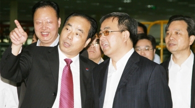 2010年5月，时任内蒙古自治区党委书记、自治区人大常委会主任胡春华视察巨石总部。胡春华对中国巨石一直以来依靠科技创新带动企业进步，瞄准国际前沿市场研发新产品的发展战略给予了充分肯定。