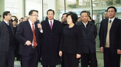 2010年12月，时任福建省委书记、省人大常委会主任孙春兰视察巨石九江公司。孙春兰非常赞赏中国巨石在玻纤行业作出的成就，并希望巨石在玻纤深加工领域取得更大成就。