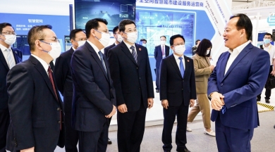 2021年9月，时任浙江省委书记、省人大常委会主任袁家军，时任浙江省委副书记、省长郑栅洁莅临世界互联网大会乌镇峰会中国巨石新材料产业链未来工厂数字化运用场景，点赞中国巨石未来工厂建设成果。