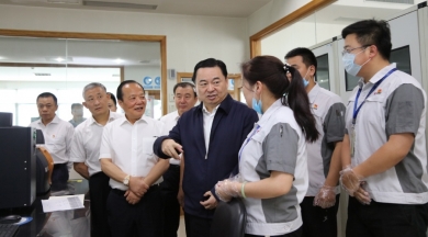 2019年6月，时任国务院国有资产监督管理委员会党委书记郝鹏视察巨石。称赞巨石在玻纤行业里做到了专而大、专而精、专而优，是一个成功的典型。希望中国巨石的混合所有制典型经验，能够在国家新一轮混改实践中推而广之，让更多优秀企业学习。