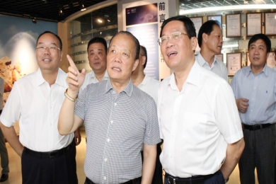 2014年7月，时任浙江省委副书记、省长李强到中国巨石视察。李强称赞巨石是真正国际化的企业，鼓励巨石加大科技创新，做好强链、补链、延链，积极拓展市场，做大做强。