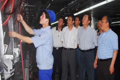 2007年6月，时任嘉兴市委书记黄坤明视察巨石总部。黄坤明称赞巨石是嘉兴市的企业金名片，不愧为嘉兴骄傲。